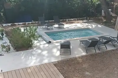 Image de Profitez de cette grande maison familiale dans un cadre calme et arboré.
