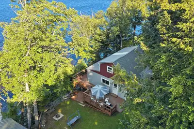 Image de Picturesque Family Lake Side Cabin