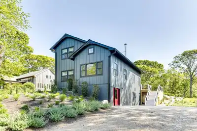 Image de Plan Your Perfect Summer Escape: Walk to Crescent Beach and to Pridwin!