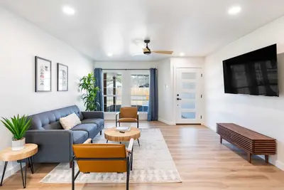 Image de Mid Century S. Atx Oasis-Sleeps 8, Office & Pets!
