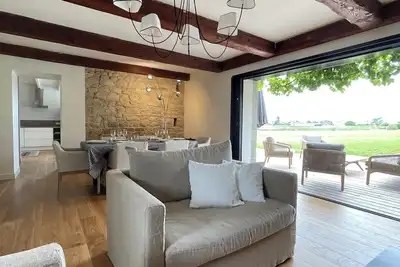 Image de Maison entièrement rénovée, face à la mer!