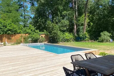 Image de Maison avec piscine au calme proche de Soulac et des plages océanes.