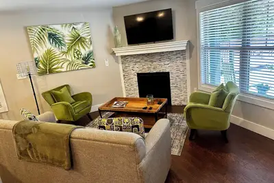 Image de Cheerful & Modern Townhome - Green Unit. 15 min to downtown Asheville!