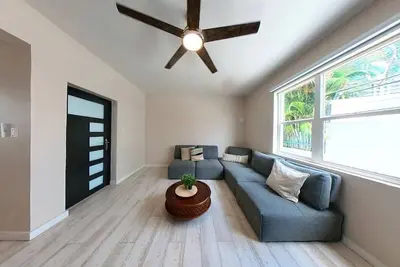 Image de 3 Blocks from the beach with backup power 3 bed- 2 bath