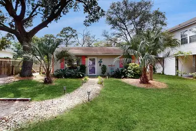 Image de Coastal home with short walk to the beach and fire pit