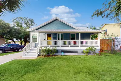 Image de Downtown cottage with spacious front and back porch near ocean