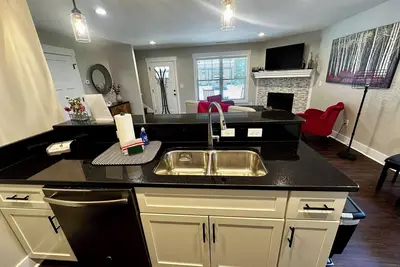 Image de Cheerful & Modern Townhome - Red Unit. 15 minutes to downtown Asheville!