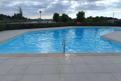 Image de maison dans résidence avec piscine, mer à 700 mètres, tout confort.