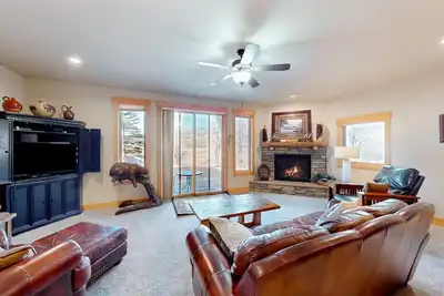 Image de Two-story mountain view townhouse with a deck, washer/dryer, gas fireplace