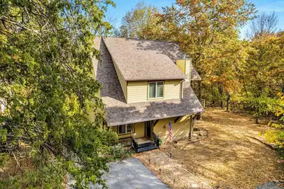 Image de Private Lodge on acreage in the woods just Steps away from The UofA!