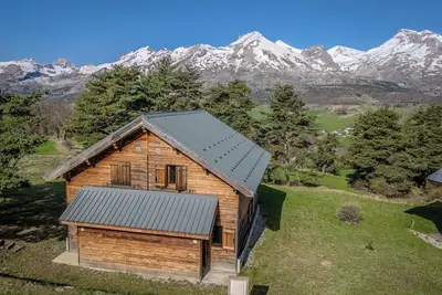 Image de Chalet familial et chaleureux au pied des arbres avec vue sur les montagnes