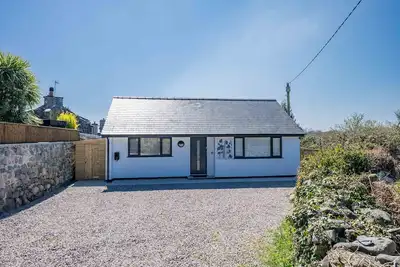 Image de Beautifully Renovated Two Bedroom Bungalow Near the Beach | Y-Berllan