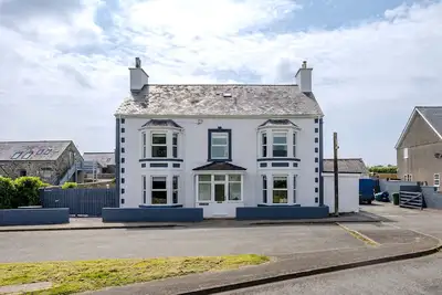 Image de Large Detached Property Walking Distance To The Beach | Llywelyn-Fawr