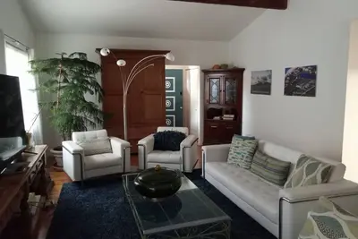 Image de Light, Airy, Wood-floors, 1 mile from Southampton Village, Pet Friendly, sleep 6