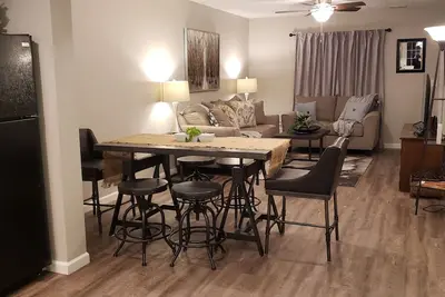 Image de 3 bd/1. 5 bth townhome Mins from Dwntwn & Fairgrounds. Private Fenced Back Patio