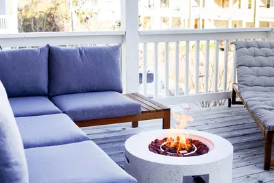 Image de Walk to Beach | Luxe Home W/ Backyard, Gym, Office