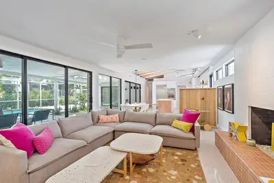 Image de Amazing Mid-Century Modern with Pool, on Canal, Mins to Sk Beach