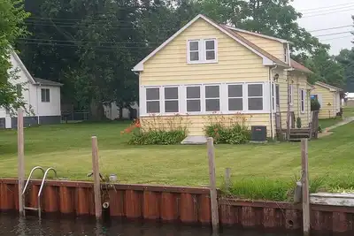 Image de Home with Canal frontage for your boat in Algonac