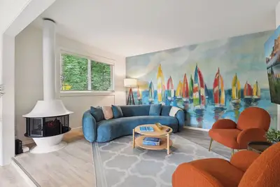 Image de Wayzata Colorful Home w/ Office!