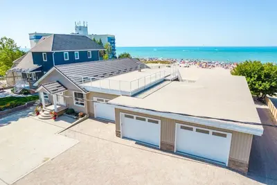 Image de Shoreline Palace- 6 bdrm 3 bath, Beachfront, Indoor swim spa, Games Room +more\n\n