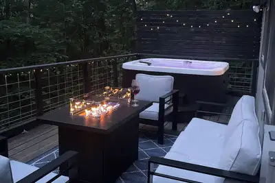 Image de Lakota Cabin ~ mountain retreat • Hot tub • Ev Charger