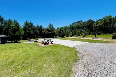 Image de Happy Hen Haven Rv site 2 @ Laurel Oaks Estate