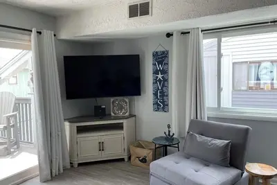 Image de Partial Ocean Views, One Row Back, Cute and Comfortable Carolina Beach Condo.
