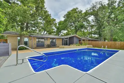 Image de Luxury and Modern Oasis with Heated Pool - 5 min away from the Okc Outlets!