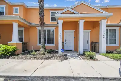 Image de Discover Serenity in Our Elegant Townhouse Retreat steps away from Disney!