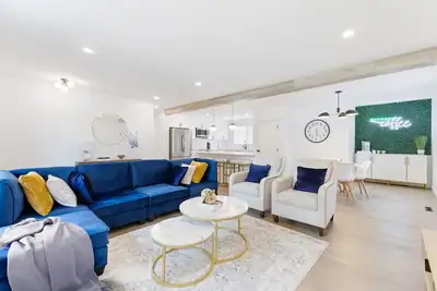 Image de Luxurious 3 Bed Home | Minutes to Downtown Calgary | w/Ac & Fast Wifi