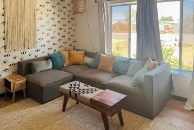 Image de Relax in 29 Palms home with cowboy tub, hanging chairs, and beautiful murals.