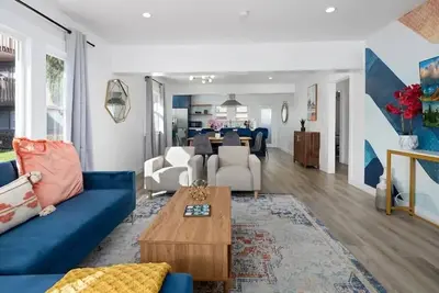 Image de Beach Bungalow Home in Long Beach 2b1b + Parking