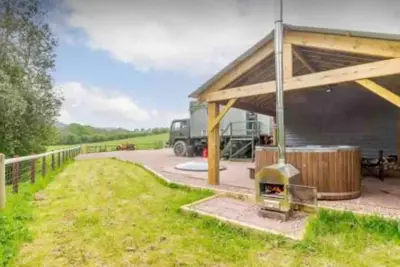 Image de Unique stay in your very own army truck. Sleeps 4. Hot tub. Tranquil setting.