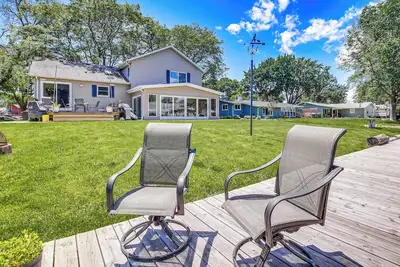 Image de Oshkosh Canal-Front Home w/ Sunroom & Watercraft!