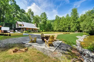 Image de 'The Cabin at Dukes Creek' w/ Fire Pit & Hot Tub!