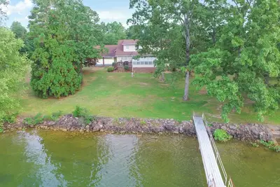 Image de Butler Branch -Located on a private point! Pet-friendly!