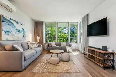 Image de Central Location 3-Story Home with Private Balcony