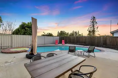Image de Pool\/Spa home with Panoramic view