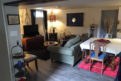 Image de Doggy heaven. Large fenced yard with guest deck, fire pit and beautiful gardens.