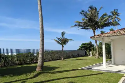Lace House - stylish beach villa with surf access. pool and full staff