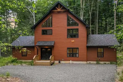Image de Happy Trails Chalet by AvantStay | Sauna + Deck, Private Community Beach Access