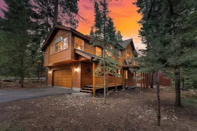 Image de Tahoe Vista by AvantStay | Central Location + Patio