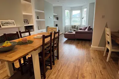 Image de Spacious house in glorious Bath suburbs - large garden & private parking