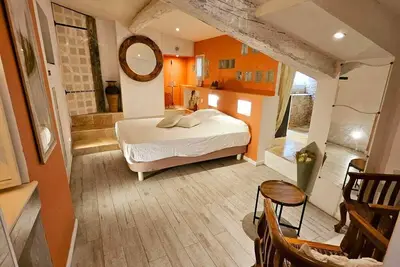 Image de Grande suite dans bâtisse en pierres avec piscine et jardin au bord de rivière