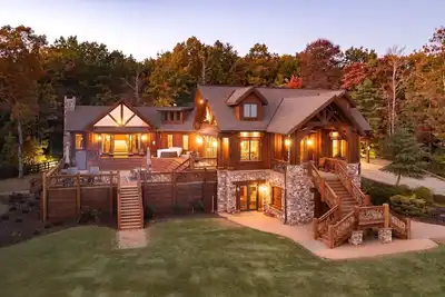 Image de 9 Bedroom Lodge Barndominium Combo Sleeps Up to 30