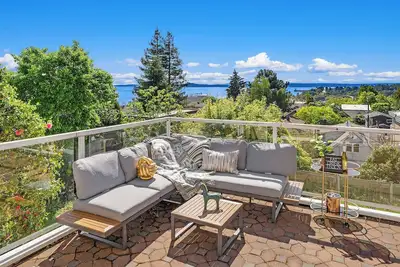 Image de Queen Anne Retreat with Bay Views | Dining & Shop