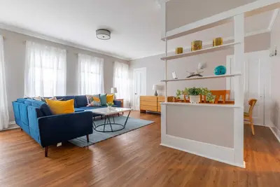 Image de Light-Filled Retreat near the Heart of Burlington