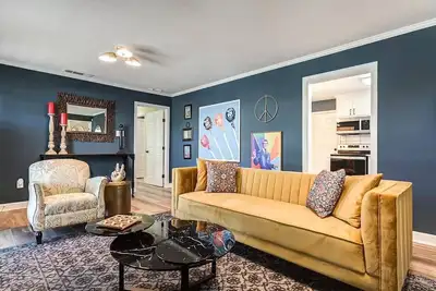 Image de The Troubadour - 3br 2ba - Close to Campus