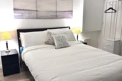 Image de 7 minutes to Spruce Meadows! Cozy Studio Basement in Calgary w/ private entrance