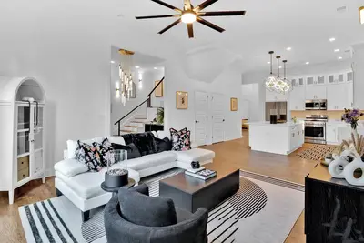 Image de Upscaled 5-bdrm house used for content creation, game night, celebrations & fun